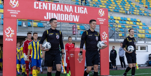 Juniorzy starsi na wyjeździe. Młodsi u siebie