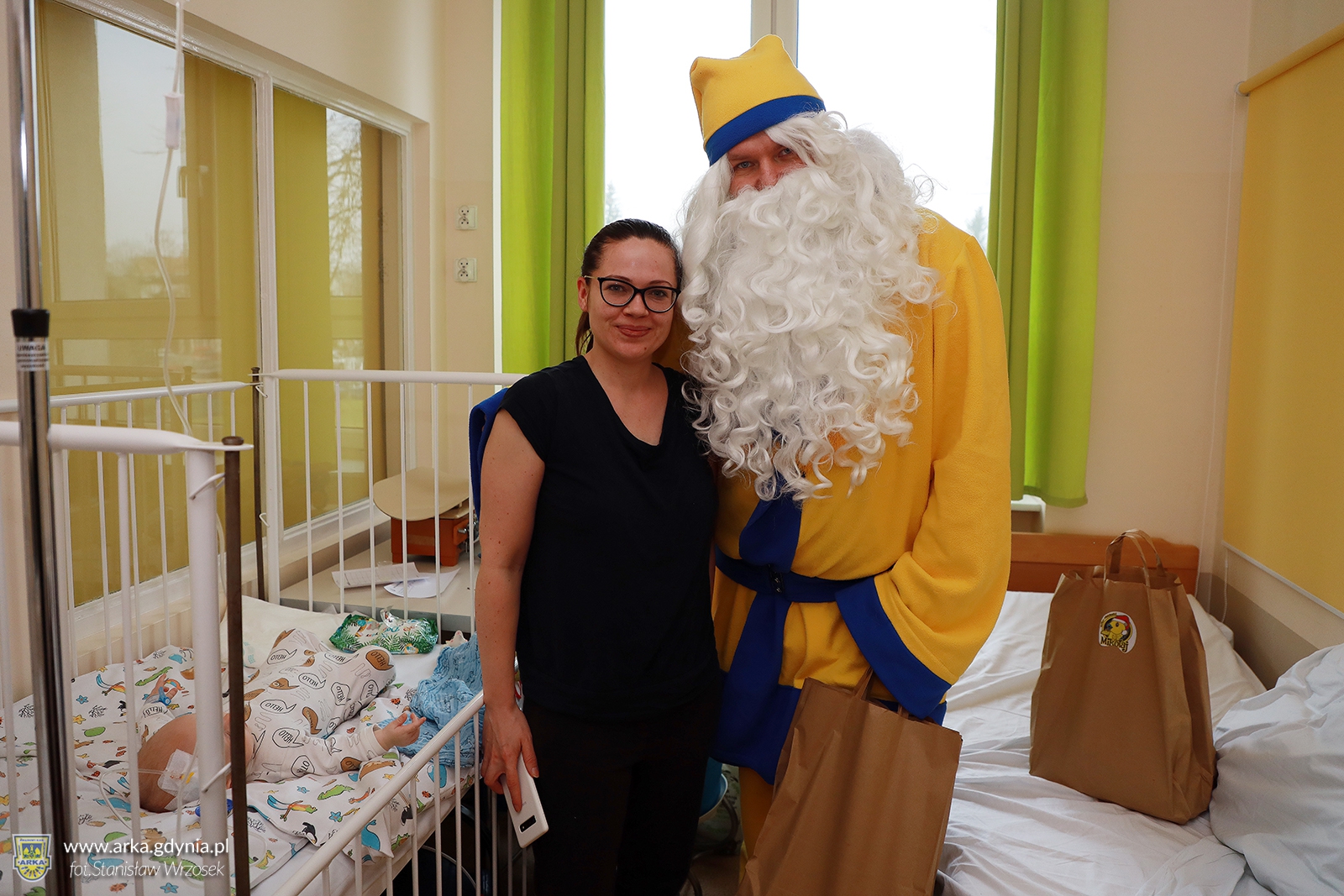 Zdjęcie Żółto-Niebieski Mikołaj odwiedził dzieci w szpitalach w Kartuzach i Kościerzynie