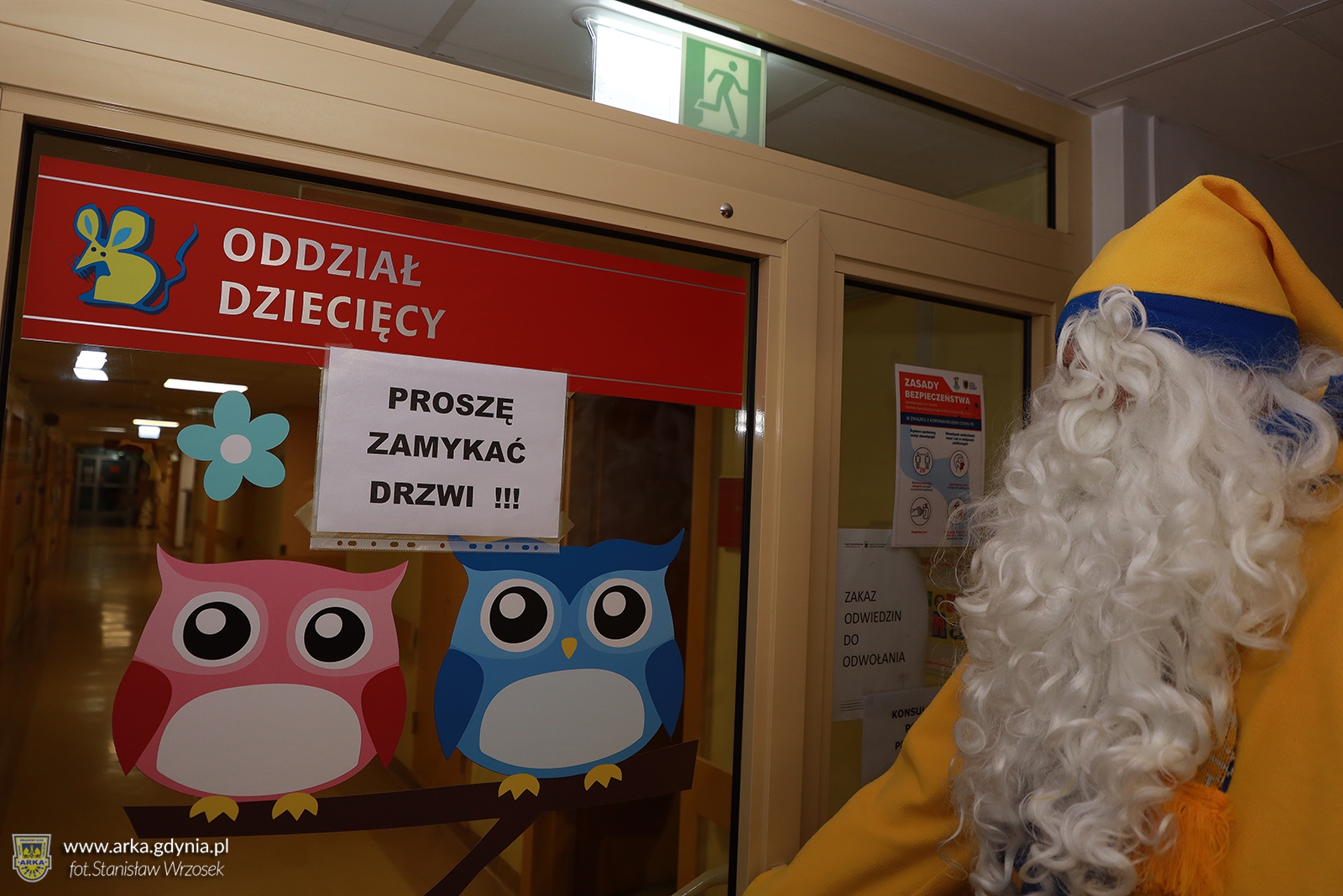 Zdjęcie Żółto-Niebieski Mikołaj odwiedził dzieci w szpitalach w Kartuzach i Kościerzynie