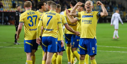 Wokół meczu: Zwycięski debiut trenera i murawy!