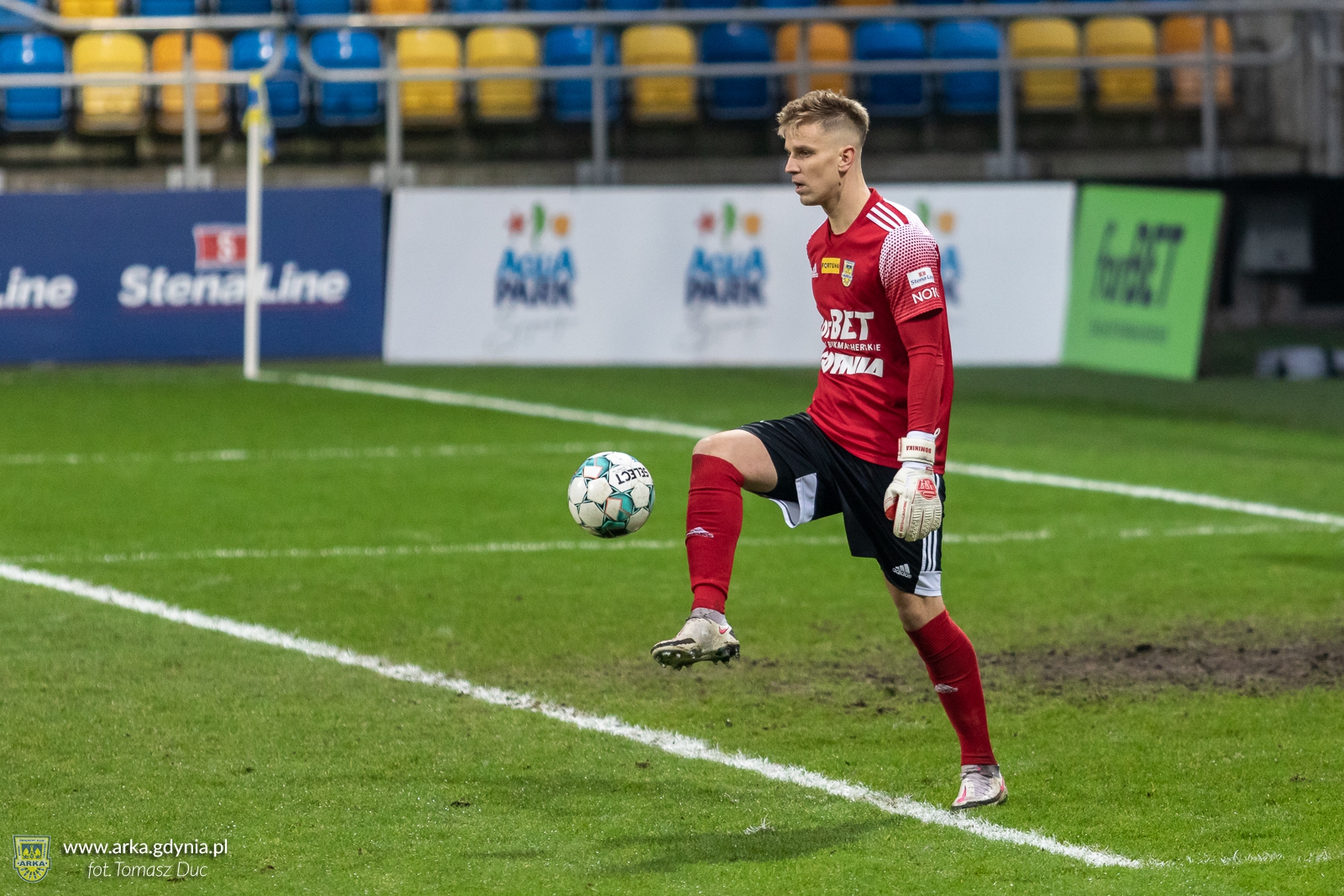 Piłkarz meczu: Adam Deja. Piłkarz rundy: Daniel Kajzer-image