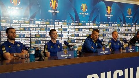 Trener i zawodnicy Arki przed finałem.-image