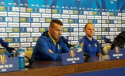 Trener i zawodnicy Arki przed finałem.-image