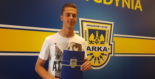 Szymon Więckowicz z kontraktem.
