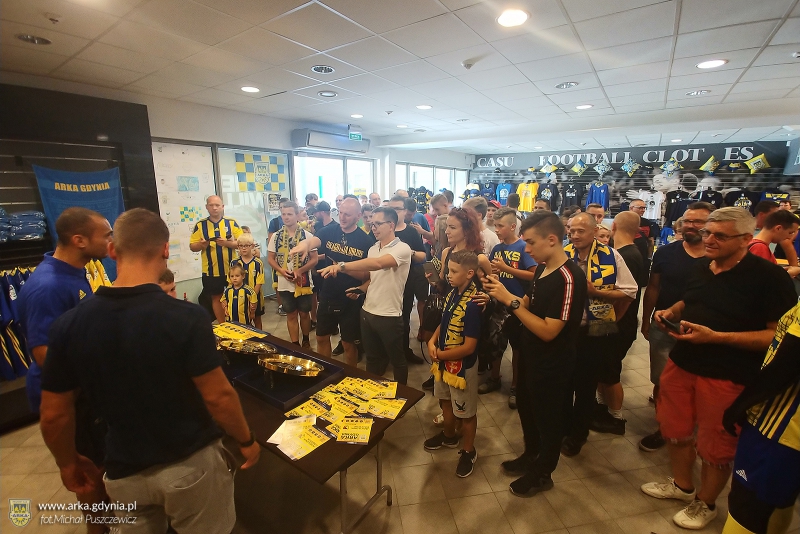 Prezentacja koszulek i Superpucharu.-image