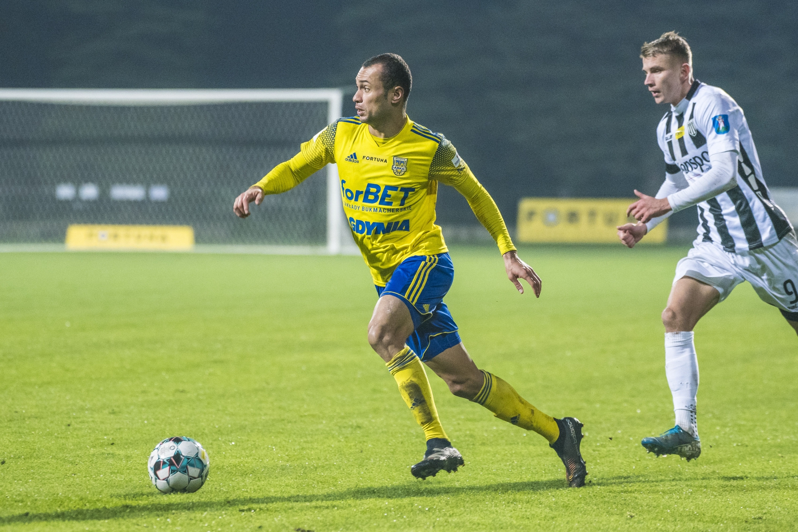Piłkarz meczu: Adam Deja. Piłkarz rundy: Daniel Kajzer-image