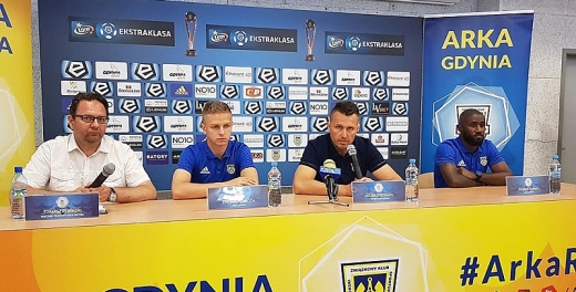 Konferencja przed Pogonią Szczecin.