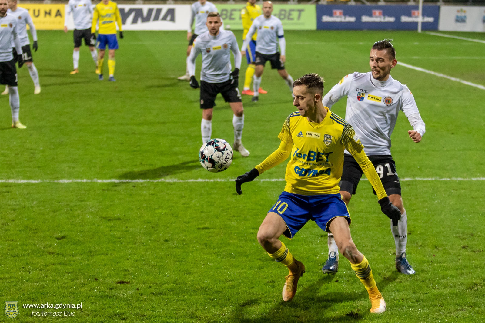 Piłkarz meczu: Adam Deja. Piłkarz rundy: Daniel Kajzer-image