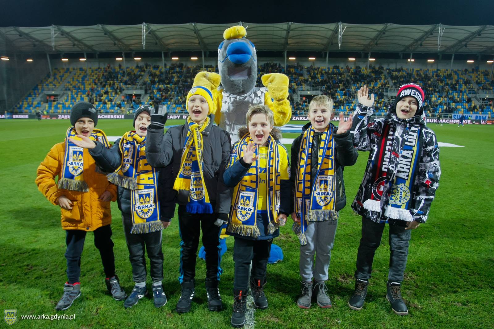 Żółto- niebieskie urodziny na stadionie!-image
