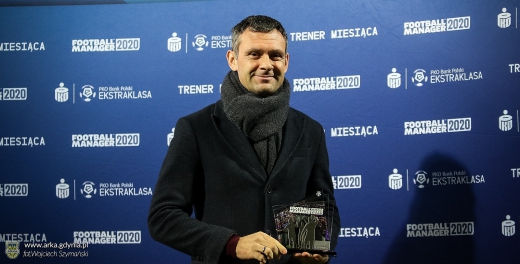Trener Rogić ze statuetką Trenera Miesiąca