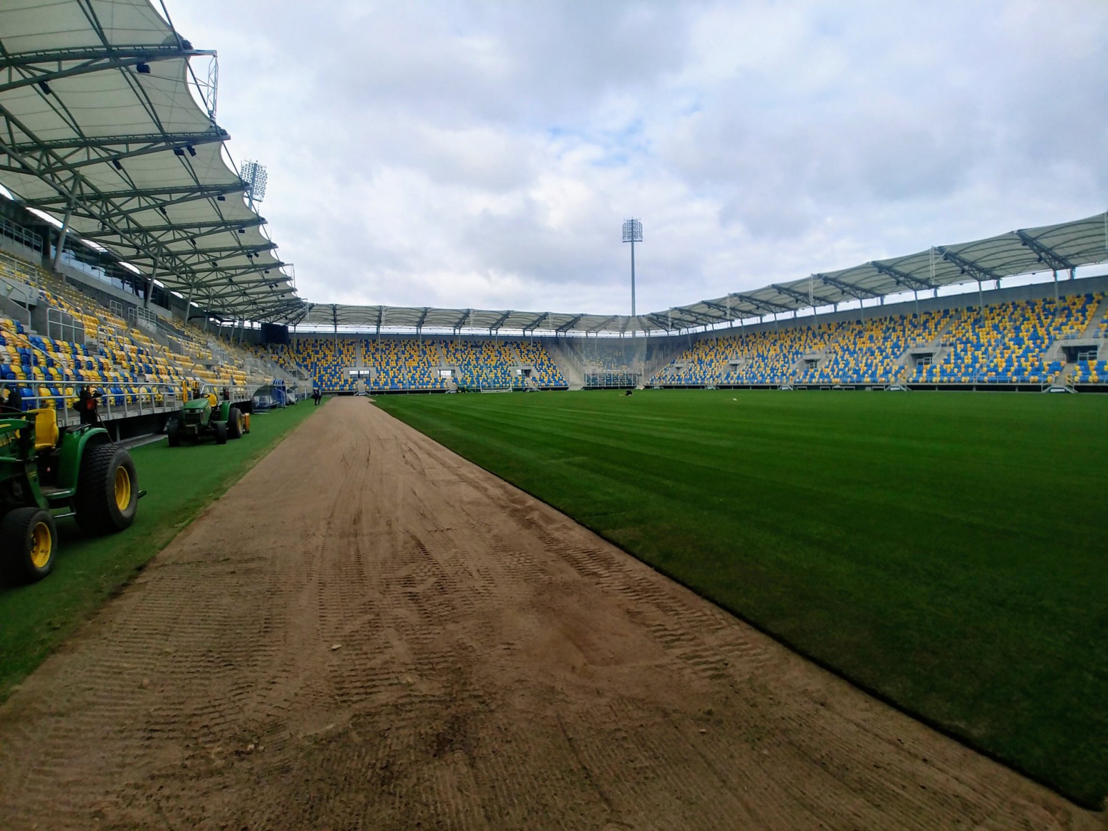 Nowa murawa na Stadionie Miejskim.-image