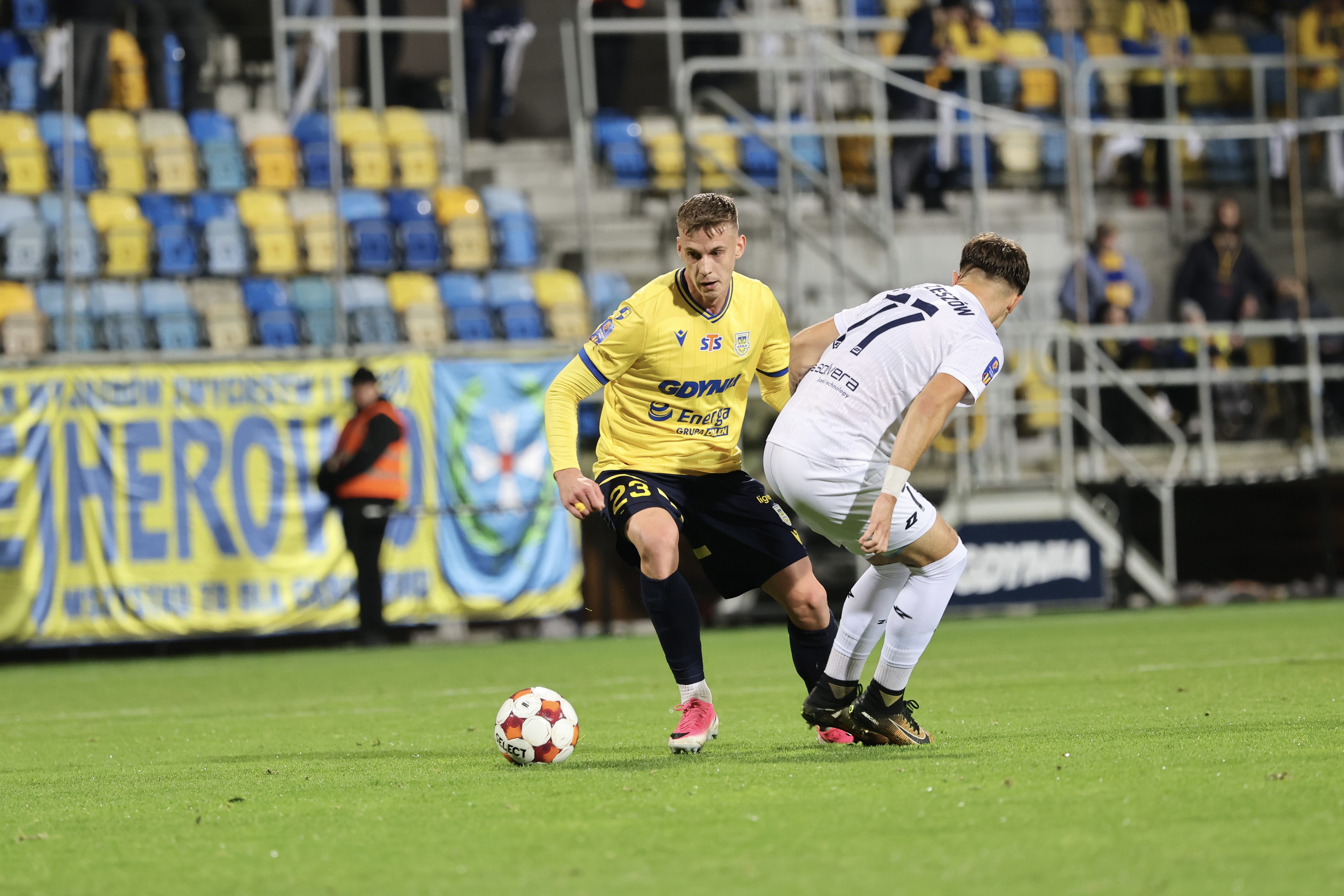 #ARKSTA 1:2. Miłe złego początki