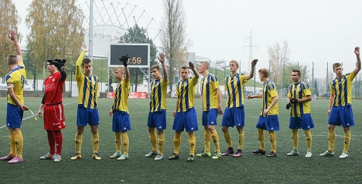 Grają juniorzy.