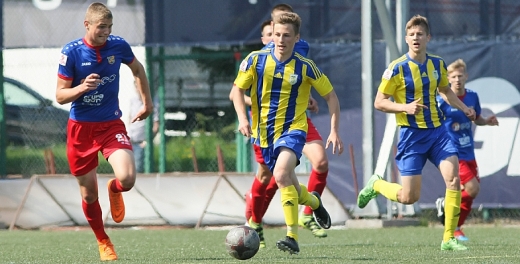 Grają juniorzy.