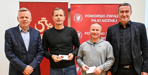Grzegorz Witt ze złotą odznaką Pomorskiego ZPN