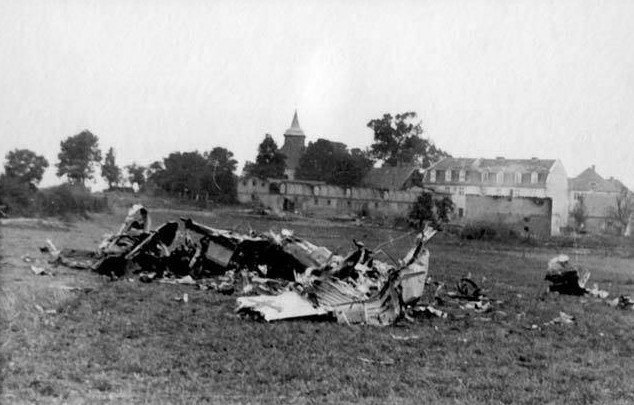 Wrak niemieckiego bombowca nurkującego Junkers Ju 87 „Stuka”, który został zestrzelony we wrześniu 1939 roku przez polską obronę przeciwlotniczą na Oksywiu w Gdyni (fot. autor nieznany - domena publiczna)
