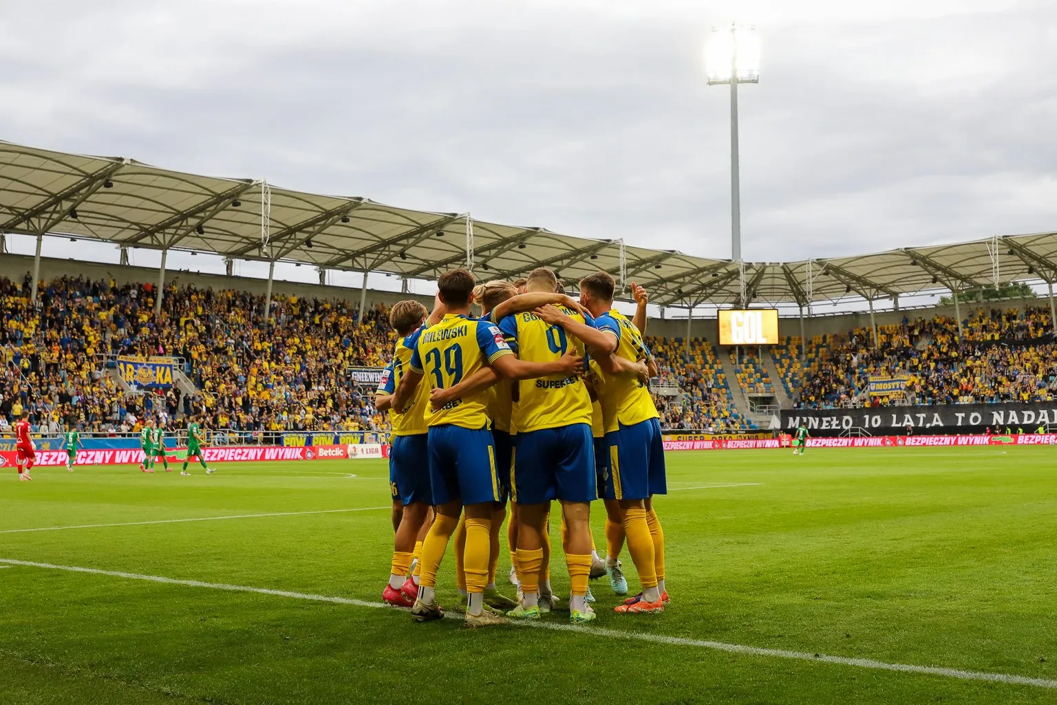[SKRÓT] Betclic 1 Liga: Arka Gdynia - Puszcza Niepołomice 3:0
